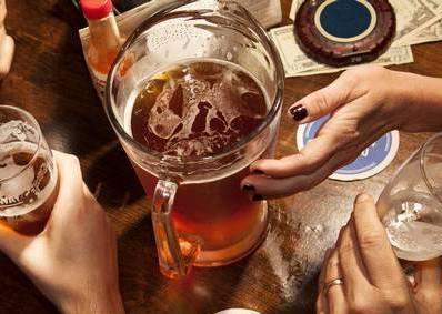 Alcol, sempre più donne al Sert 
