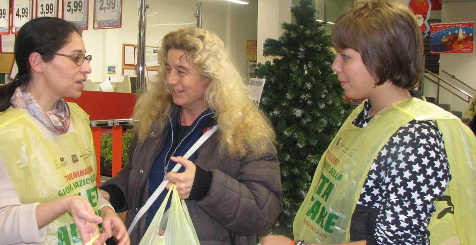 Carrello solidale cibo ai più poveri 