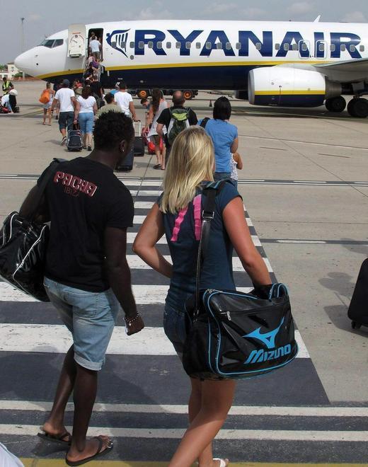 Ryanair in fuga, vertice a Dublino per fermare i tagli 