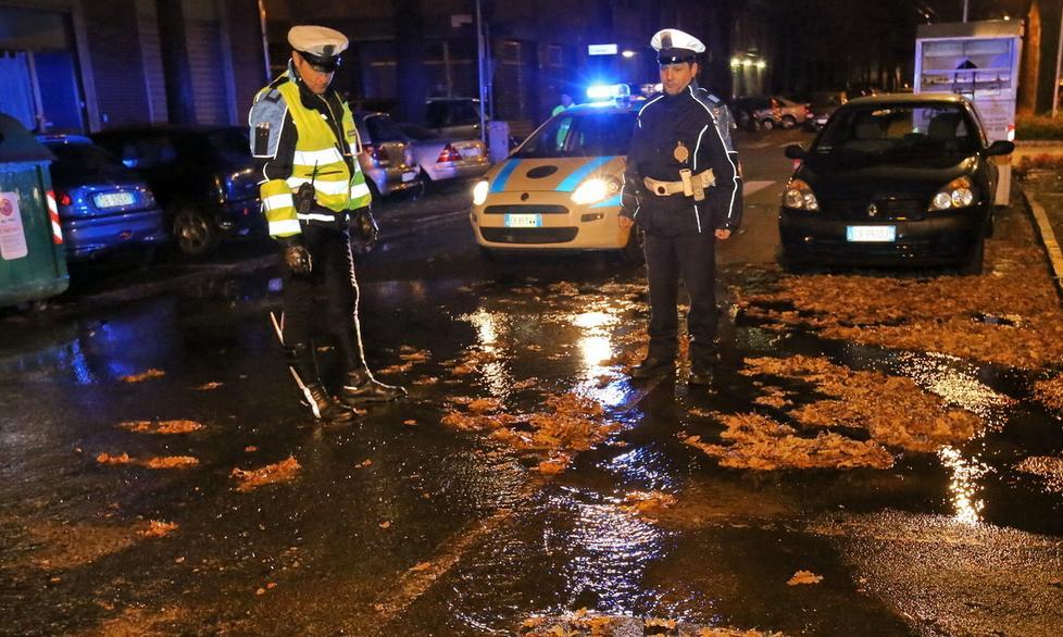 Viale Gramsci: tubo rotto, case senz’acqua
