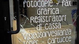 Ladri-vandali in azione in pieno centro