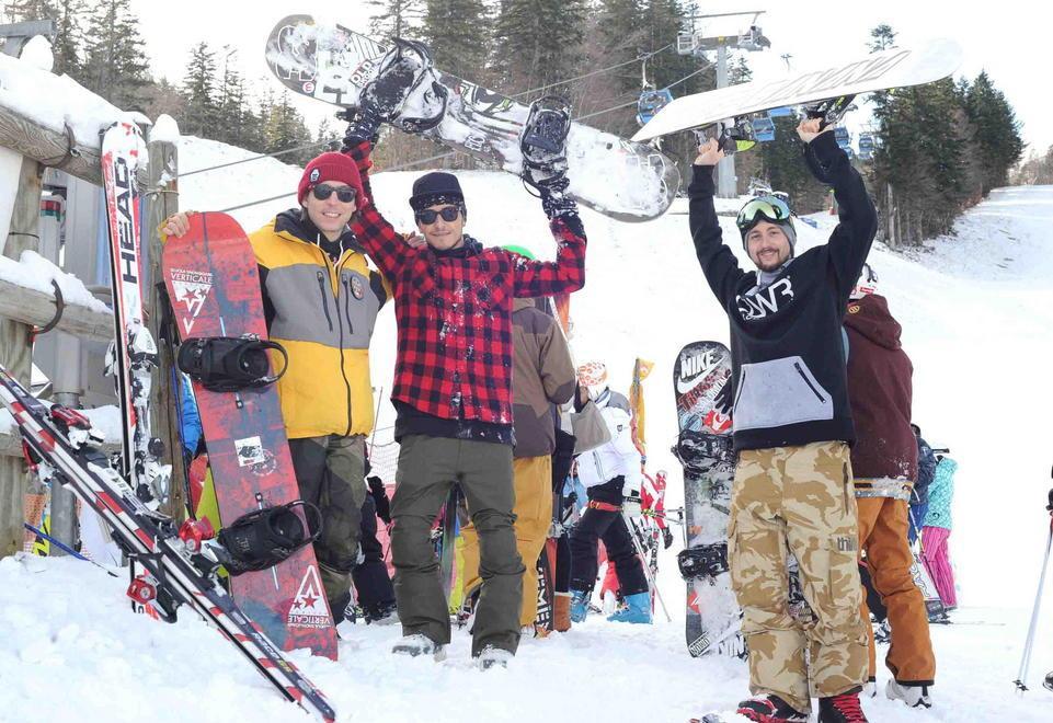 Snowbordisti in posa per una foto di gruppo (foto Gori)