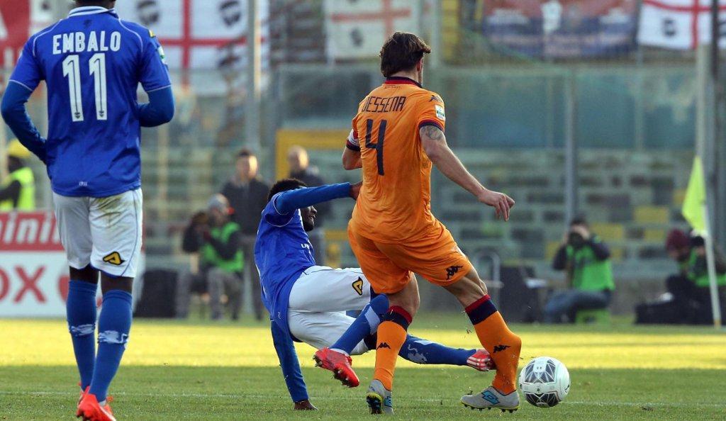 L'entrata killer di Coly che spezza la gamba di Daniele Dessena