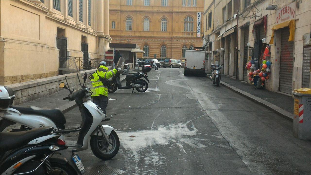 I mezzi di Aamps in azione nella zona del mercato ormai ripulita