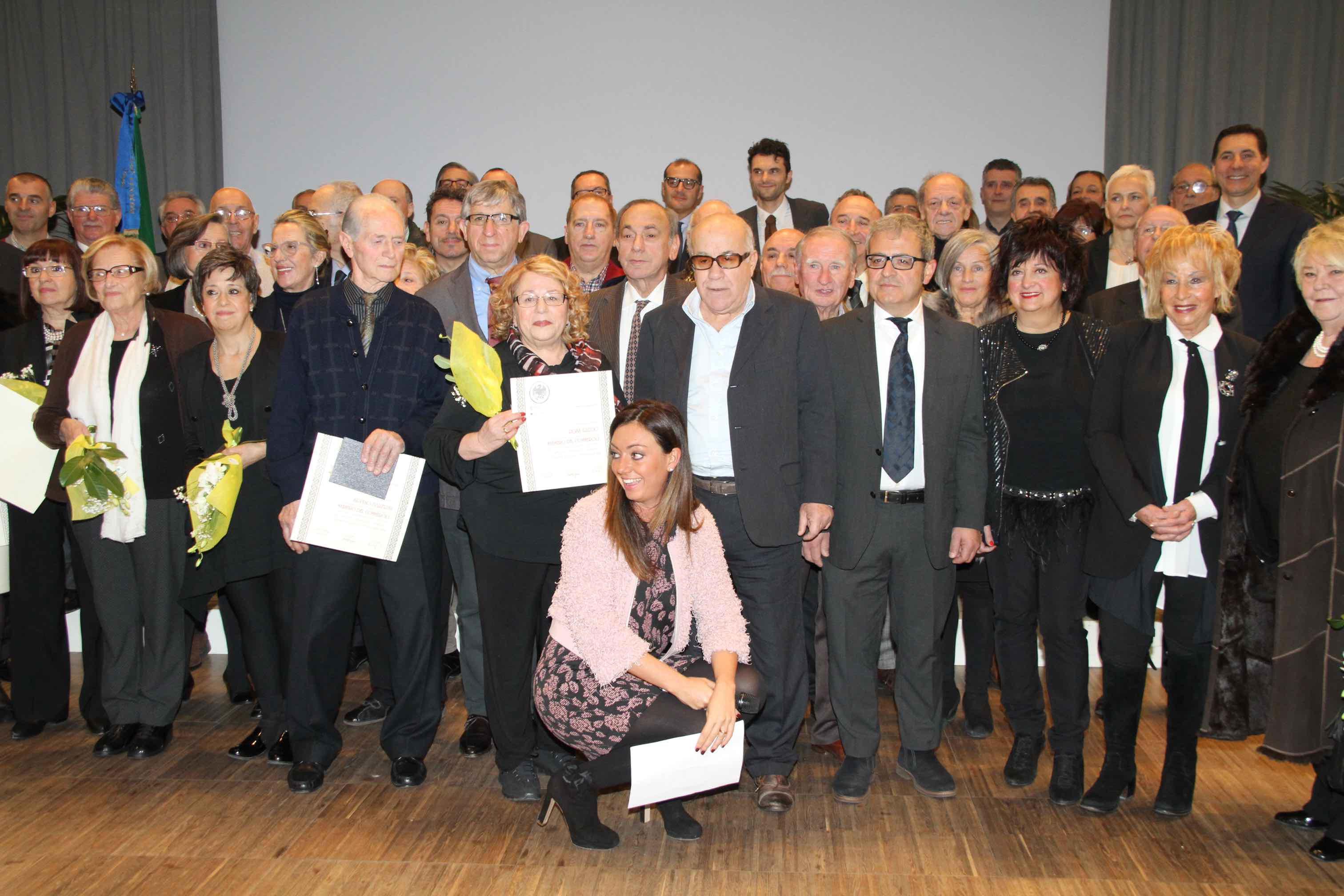 Foto di gruppo per i commercianti premiati (foto Batavia)