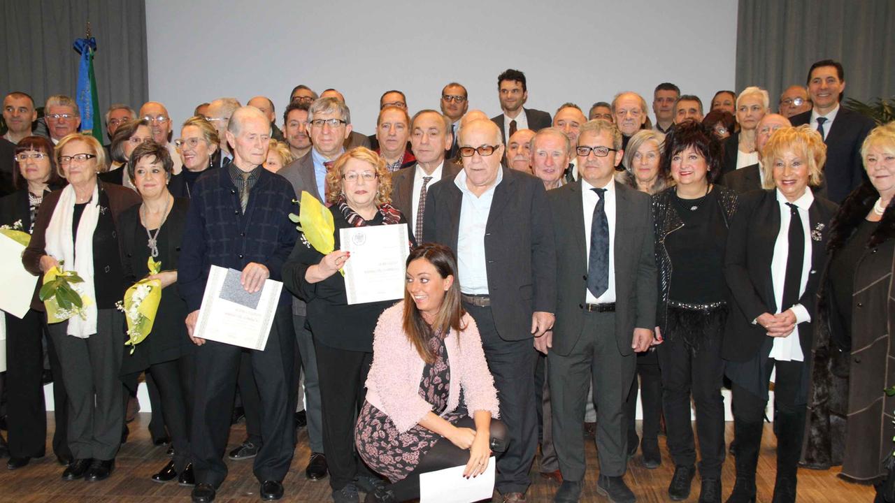 Foto di gruppo per i commercianti premiati (foto Batavia)