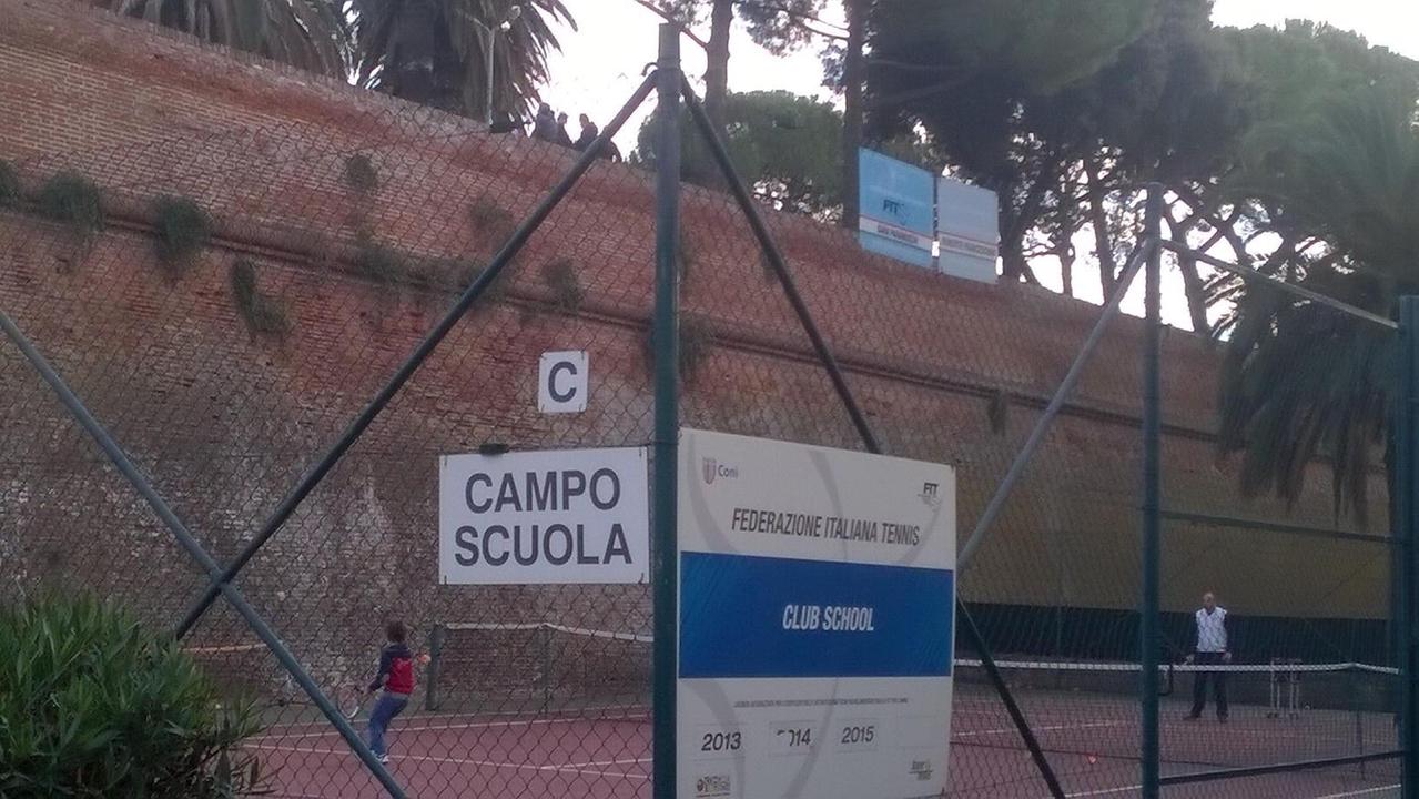 il campo su cui si allenano giovanissimi tennisti e su cui sono stati lanciati sassi (foto G. Mezzana)
