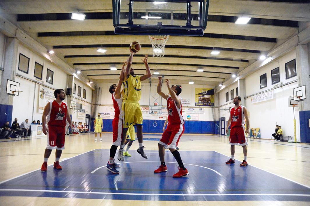 Un match del Basket Cecina (foto Falorni)  
