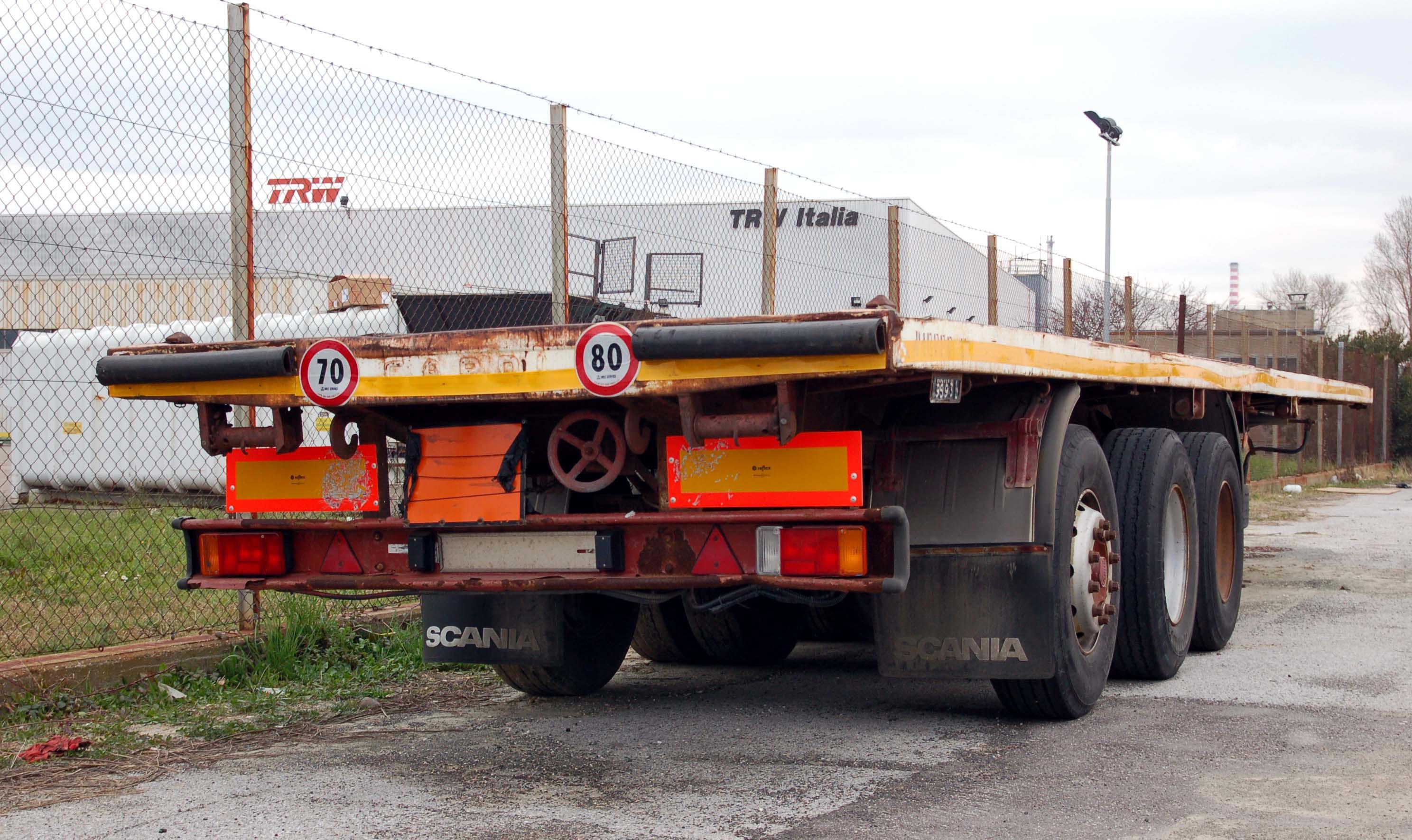 Un rimorchio fermo lungo al strada