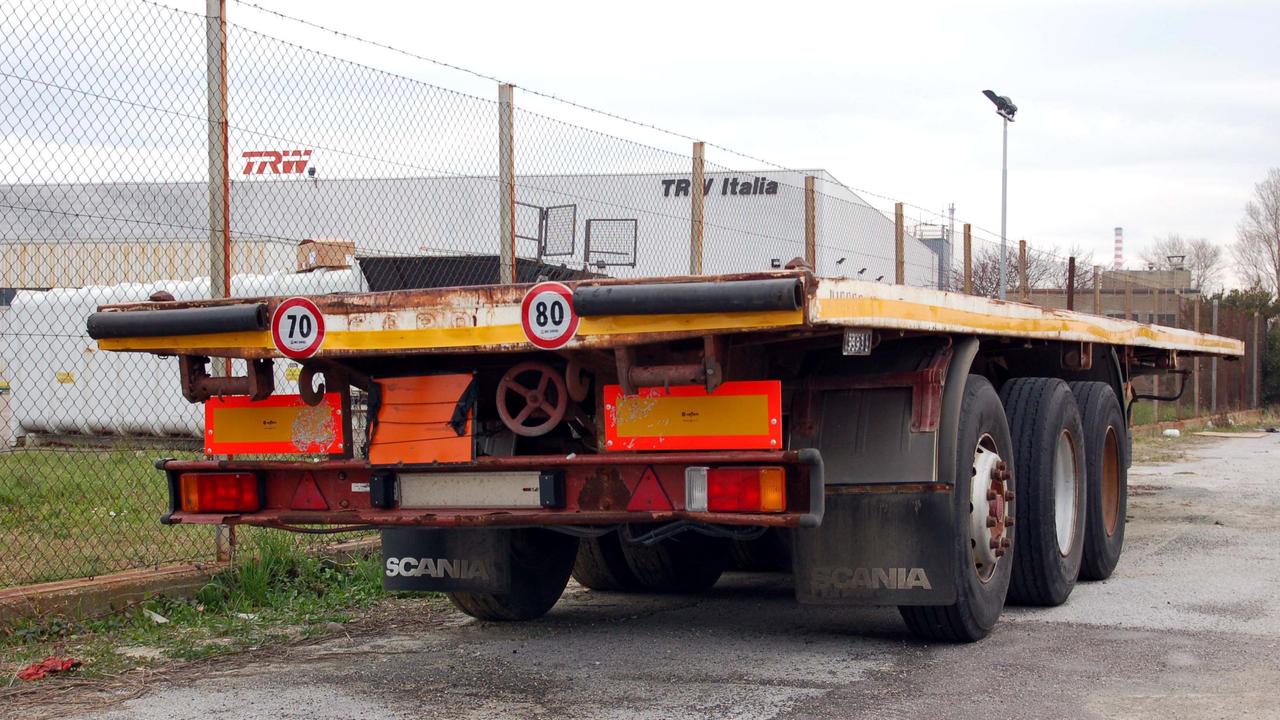 Un rimorchio fermo lungo al strada