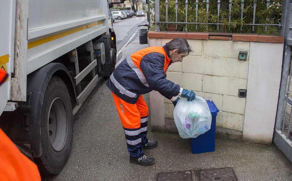Rifiuti, s’allarga (e costa) la raccolta porta a porta 