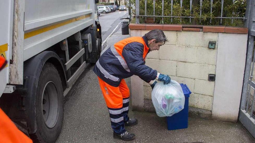Rifiuti, s’allarga (e costa) la raccolta porta a porta