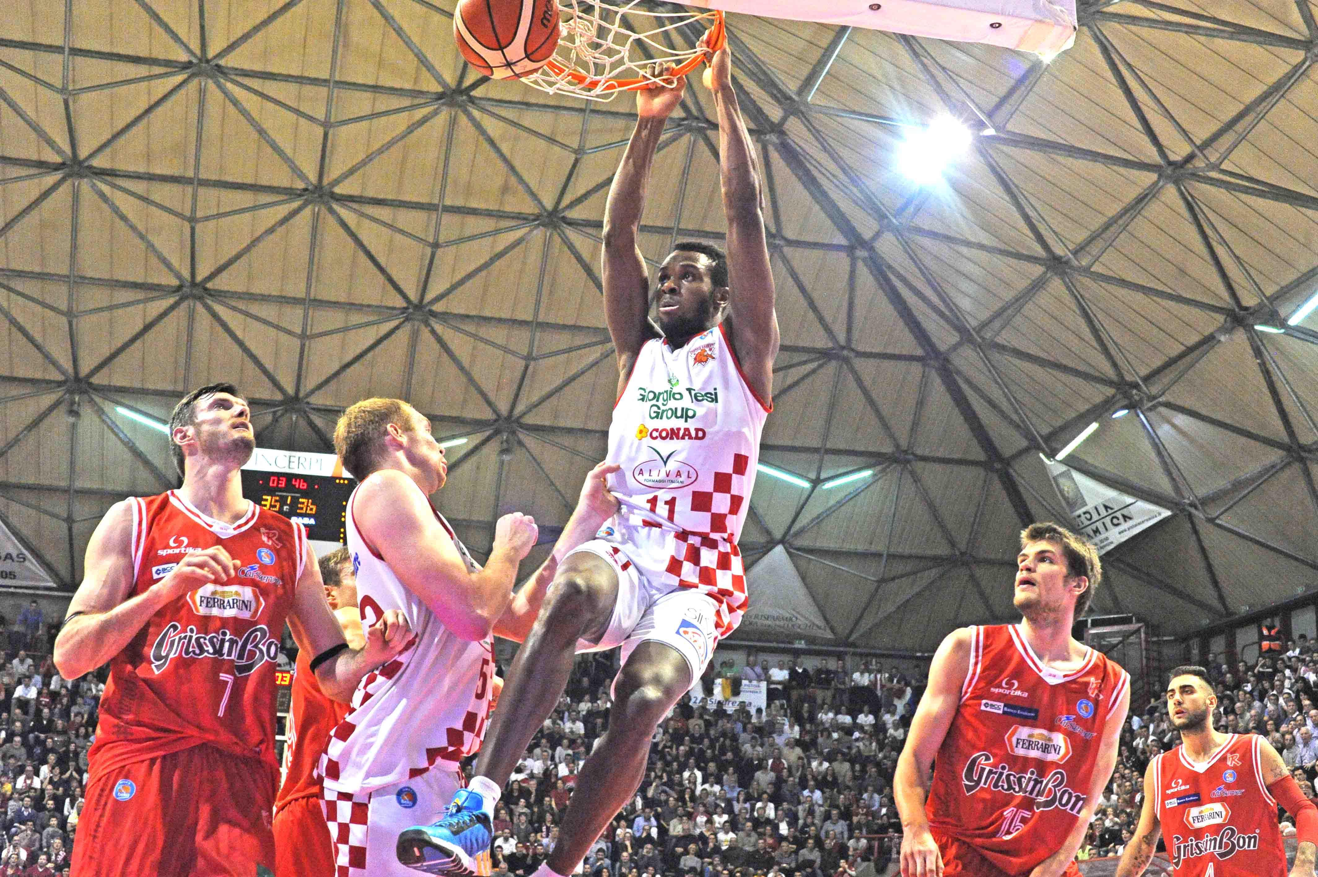 Eric Lombardi va a schiacciare a canestro (foto Gori)
