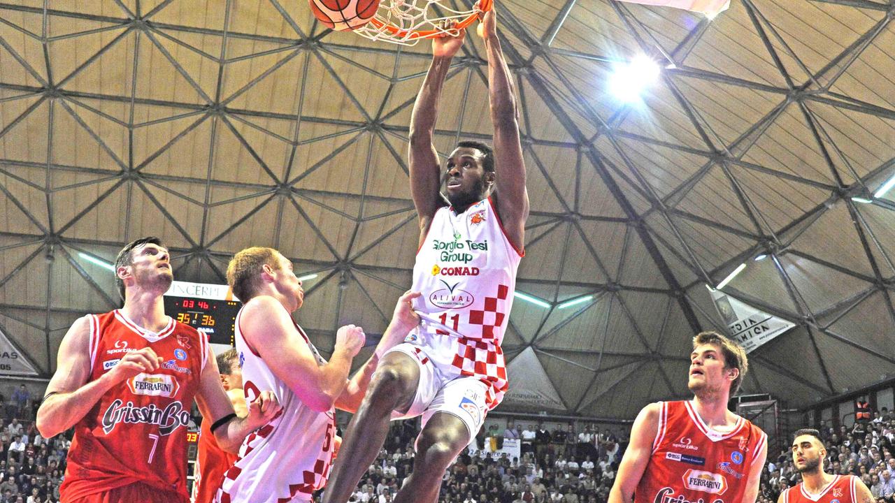 Eric Lombardi va a schiacciare a canestro (foto Gori)