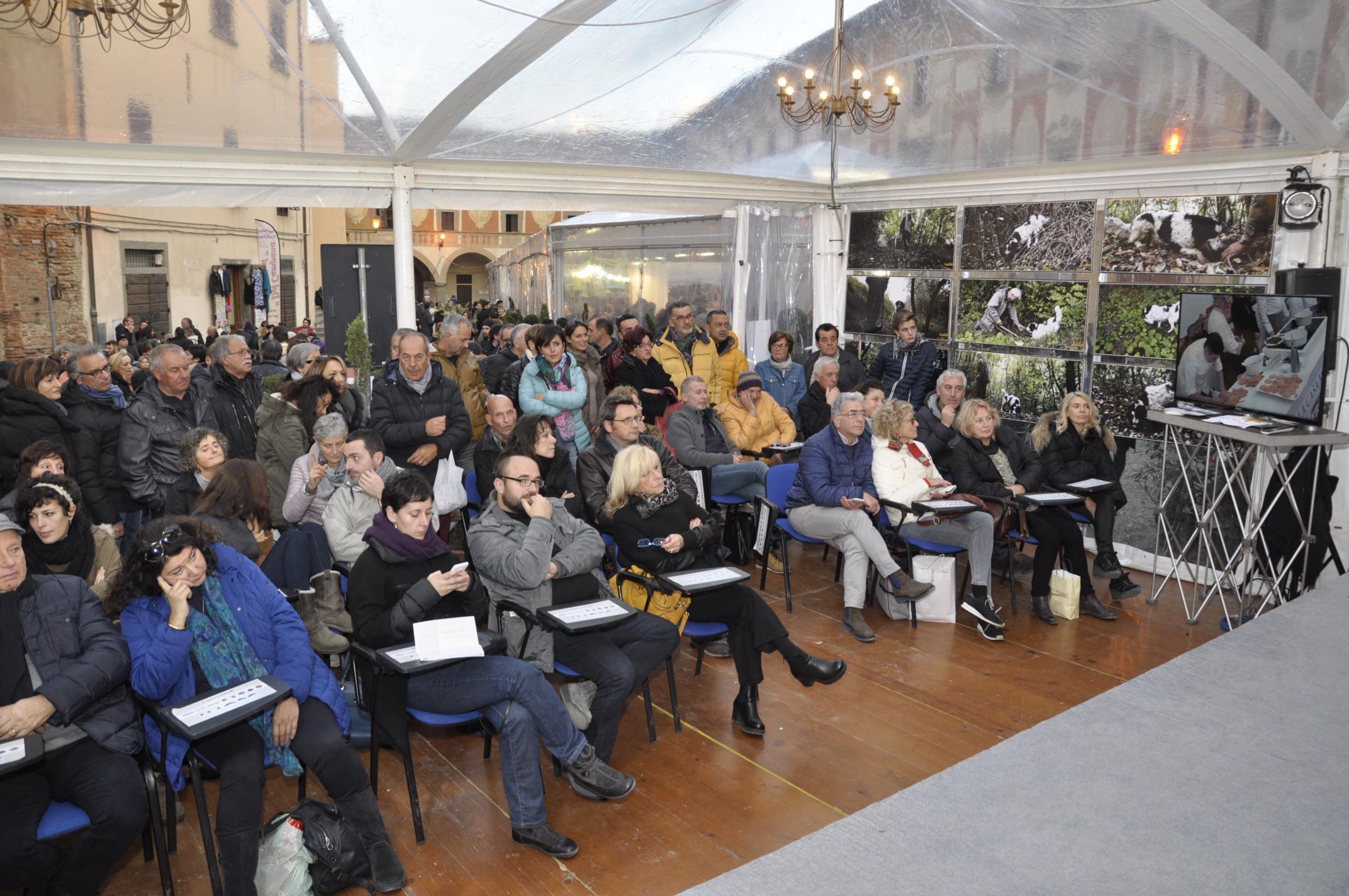 Il pubblico alla Mostra mercato del tartufo bianco a San Miniato