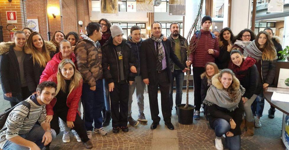 Ciliegio in dono al Rodari grazie al lavoro di Gabriele 