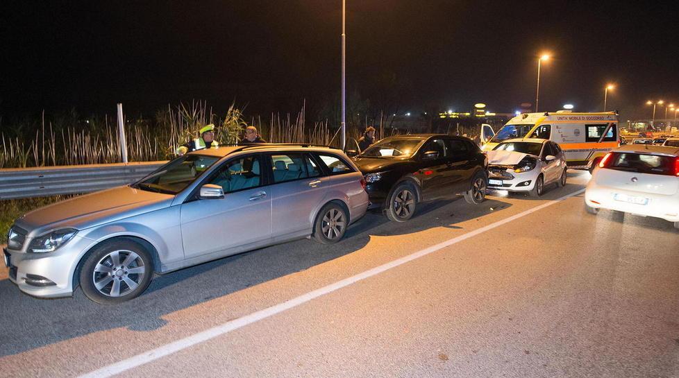 Tamponamento a tre, va in tilt il traffico sulla Camporcioni