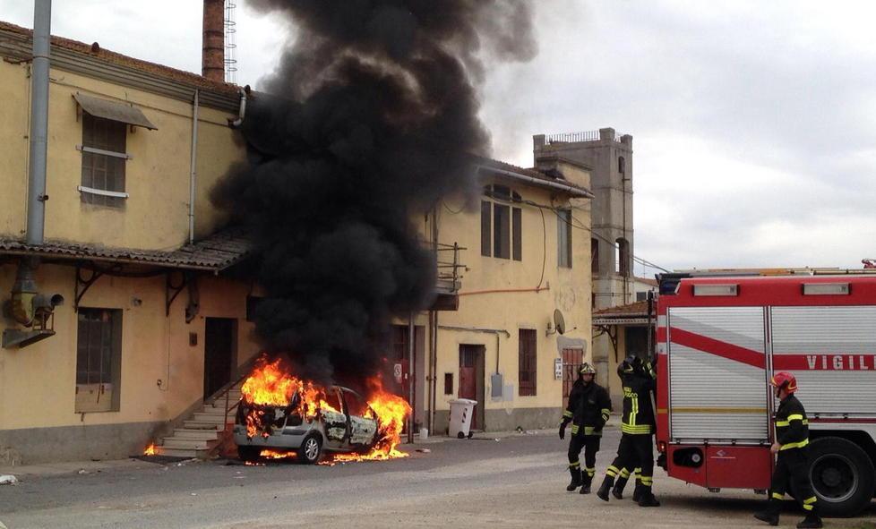 Auto in fiamme alla ex Saffa