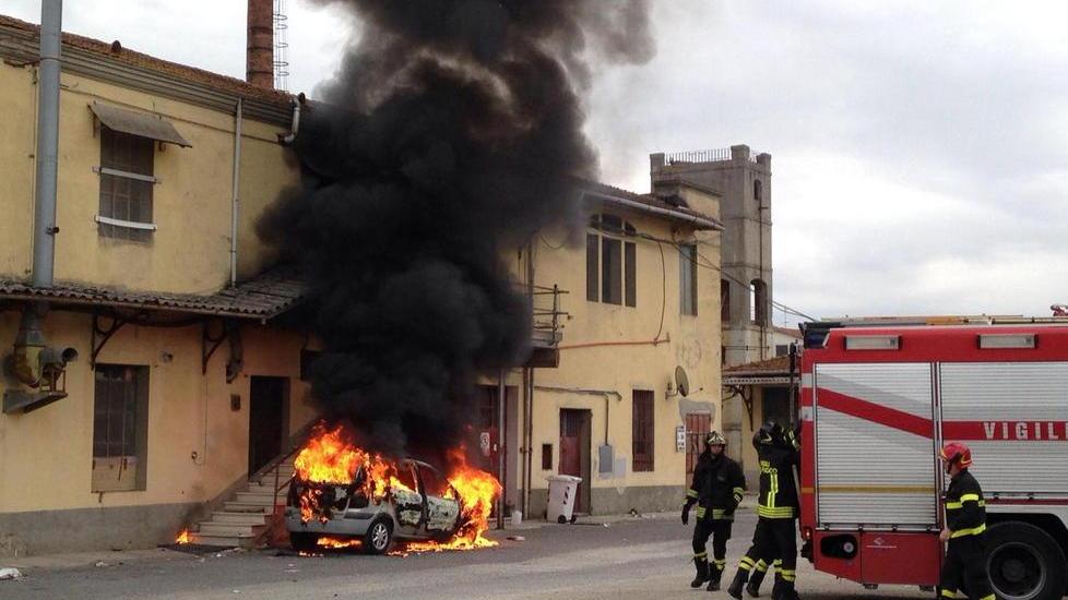Auto in fiamme alla ex Saffa