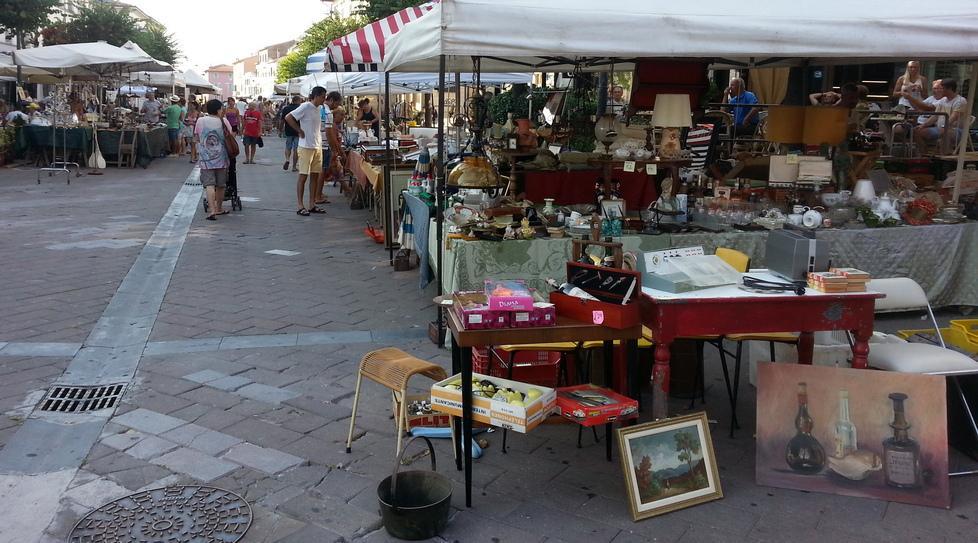 Il mercatino in via Cavour 