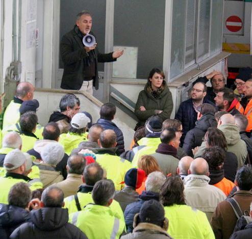«Così 250 famiglie rimarranno senza stipendio» 