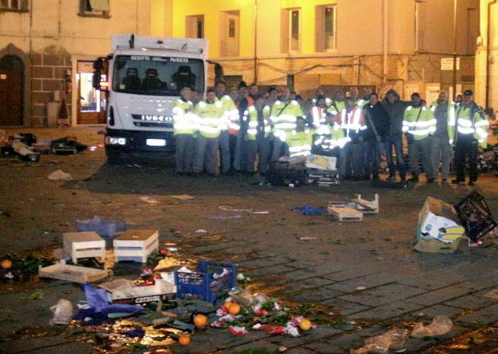 Città sommersa dalla spazzatura Protezione civile: riducete i rifiuti 