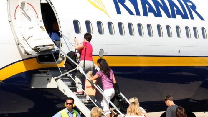 Passeggeri salgono su un aereo Ryanair