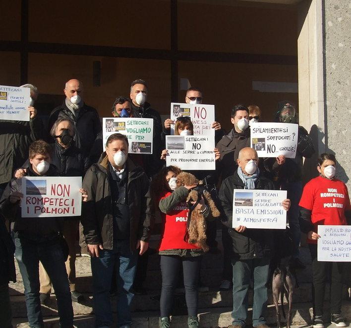 Protesta in Comune contro le centrali previste a Settecani