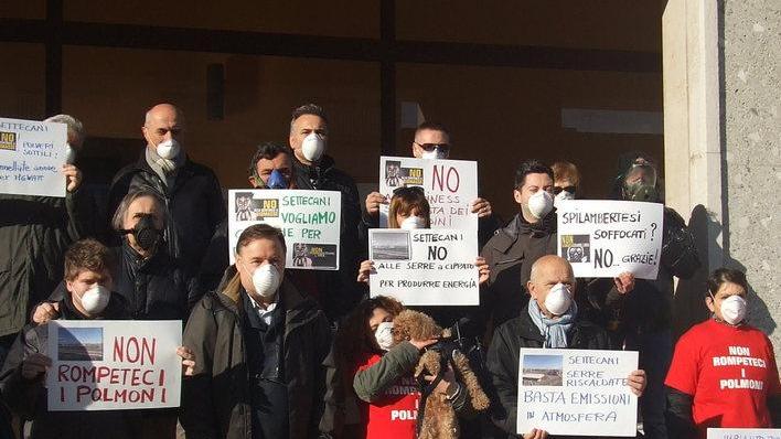 Protesta in Comune contro le centrali previste a Settecani