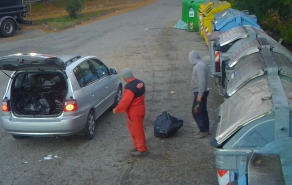 Presi i pellegrini dei rifiuti che odiano il porta a porta 