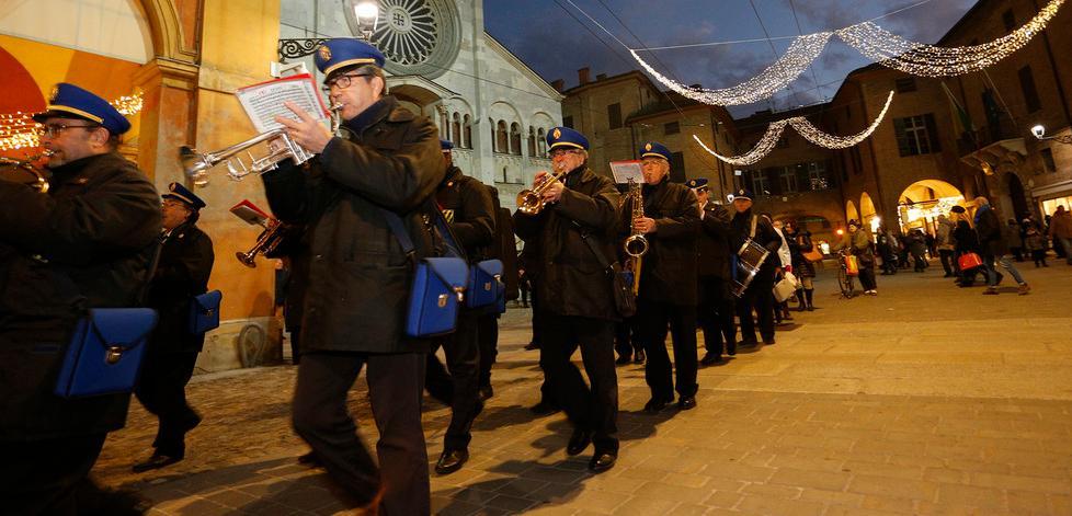 Si accendono le luminarie per il Natale 