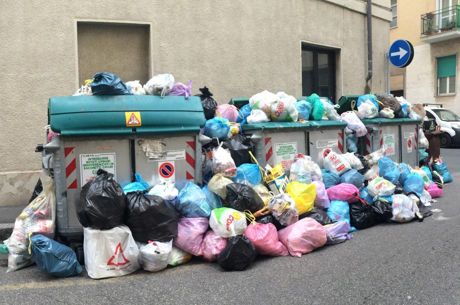 Rifiuti in strada a Livorno: qui siamo in via Malenchini