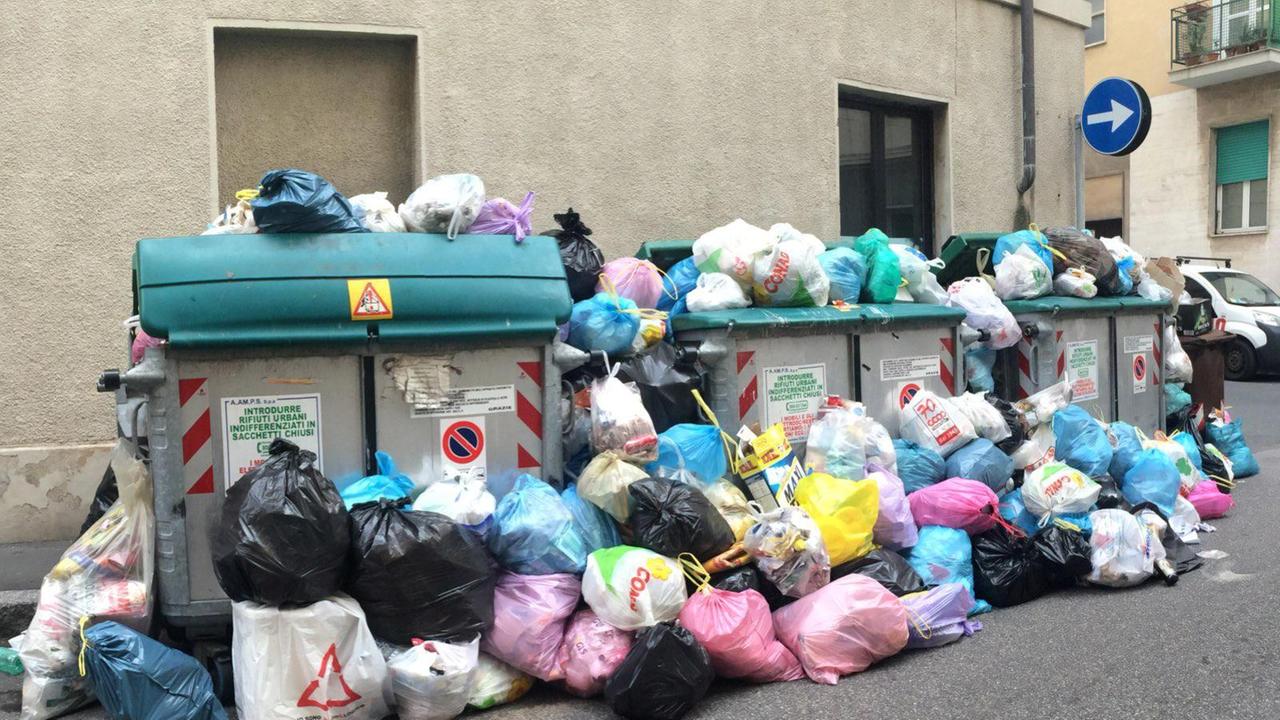 Rifiuti in strada a Livorno: qui siamo in via Malenchini