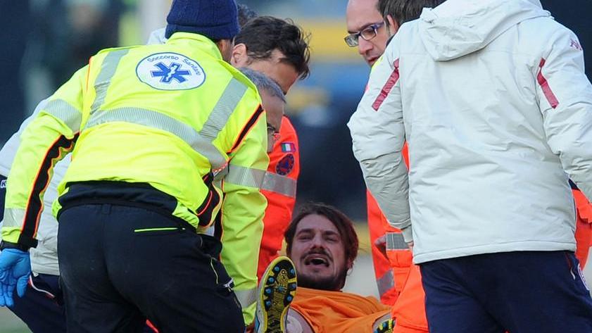 Daniele Dessena, sofferente, viene caricato sull'ambulanza che lo porterà in ospedale