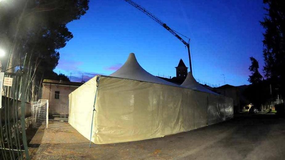 Chiesa inagibile, la messa si celebra nel tendone