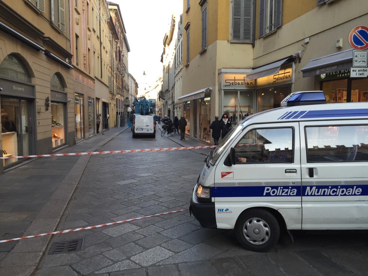 Reggio Emilia, gru in azione in centro: chiusa via Emilia Santo Stefano 
