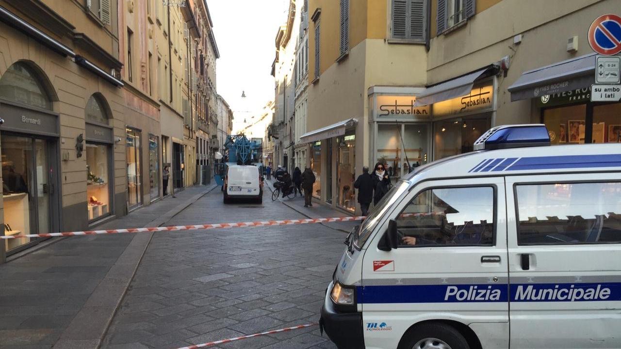 Reggio Emilia, gru in azione in centro: chiusa via Emilia Santo Stefano