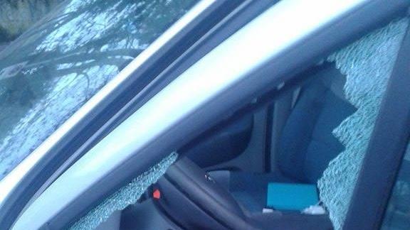 Una delle auto sfondate in via Zanardelli