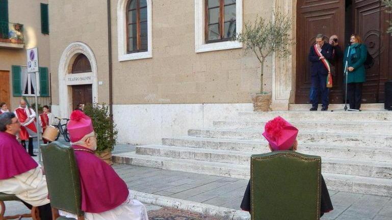 Arriva il nuovo vescovo e la sua schiettezza conquista tutti