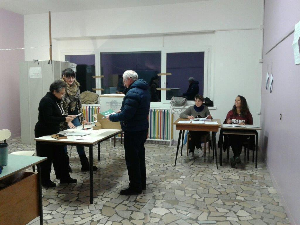 Elettori al voto in un seggio elettorale di Cutigliano 