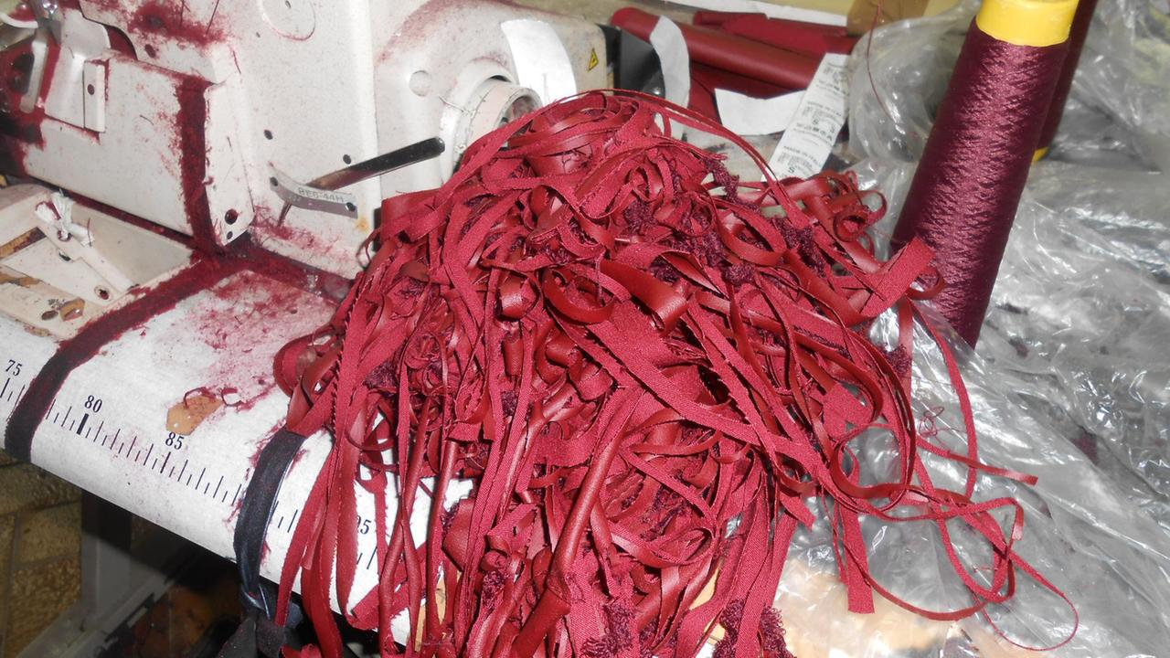 Scarti tessili nel cassonetto: scoperta la ditta di provenienza