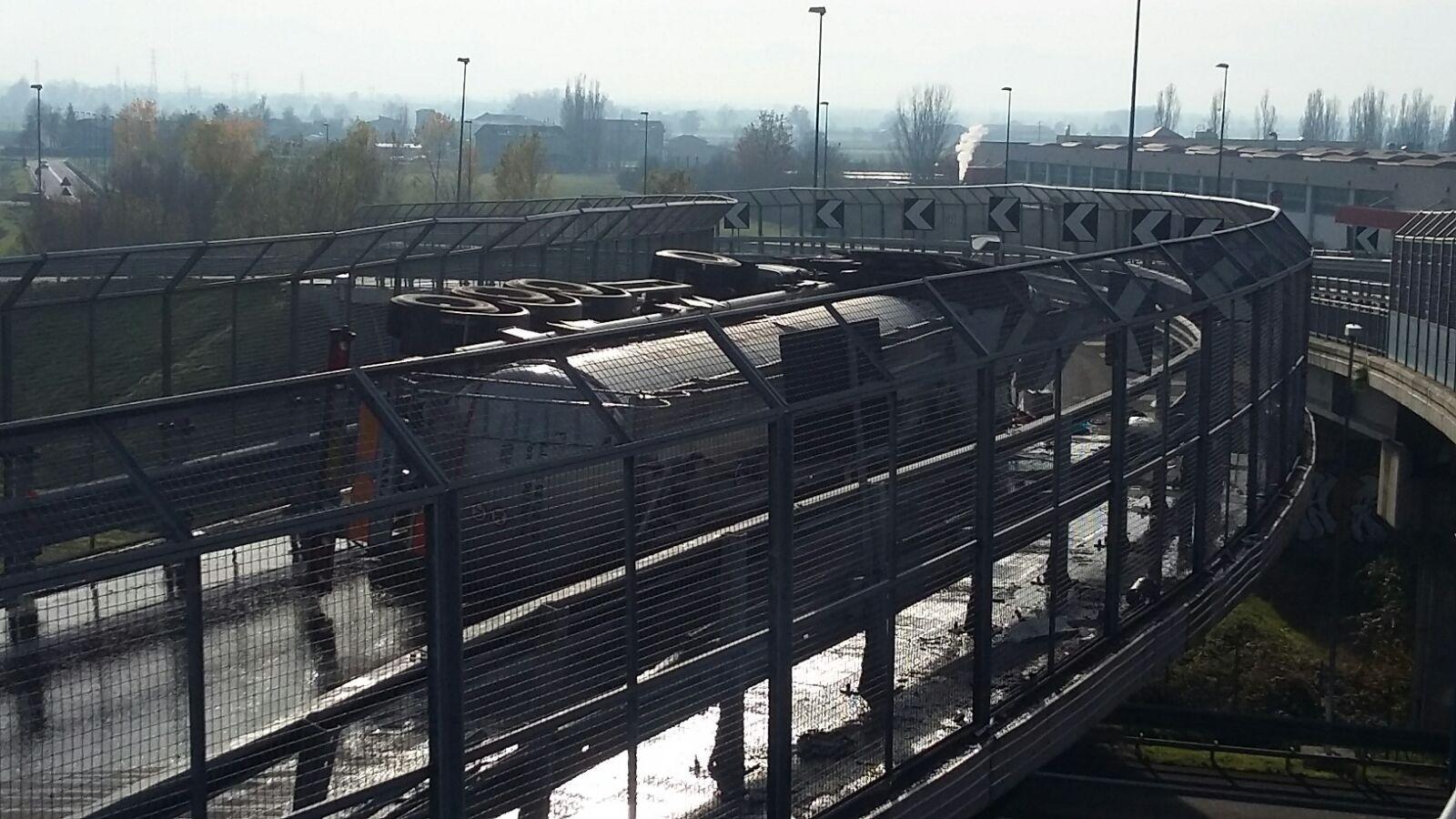 Campegine: autocisterna che trasporta soda caustica si ribalta sulla rampa, chiusa l'autostrada