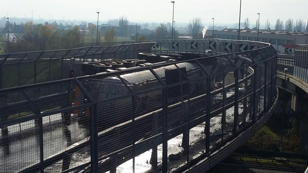 Campegine: autocisterna che trasporta soda caustica si ribalta sulla rampa, chiusa l'autostrada