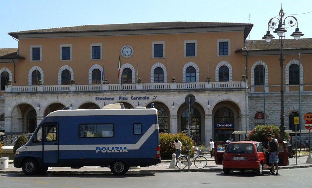 Polizia in piazza della stazione