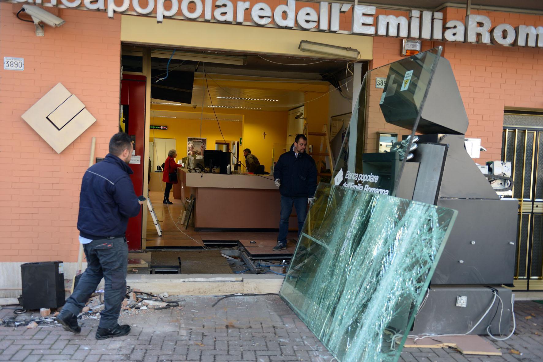 A San Vito fanno esplodere il bancomat