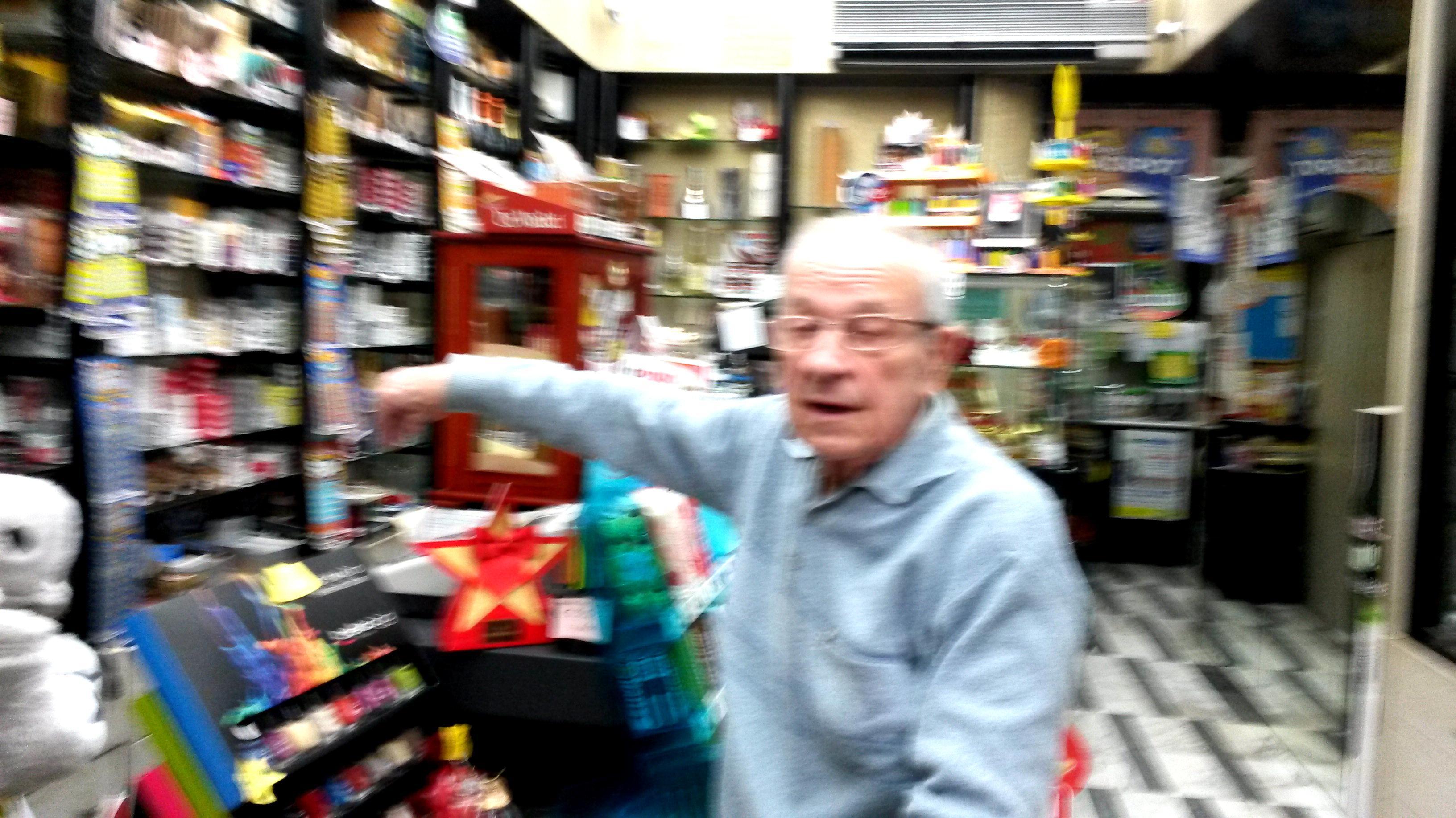Il tabaccaio che ha messo in fuga  un bandito armato di coltello