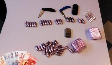 Droga e strumentazione che la polizia ha trovato in un'abitazione nel quartiere Verde Maremma 