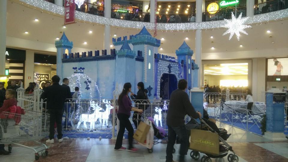 Il "castello incantato" al centro commerciale dei Gigli (foto Vannucchi)