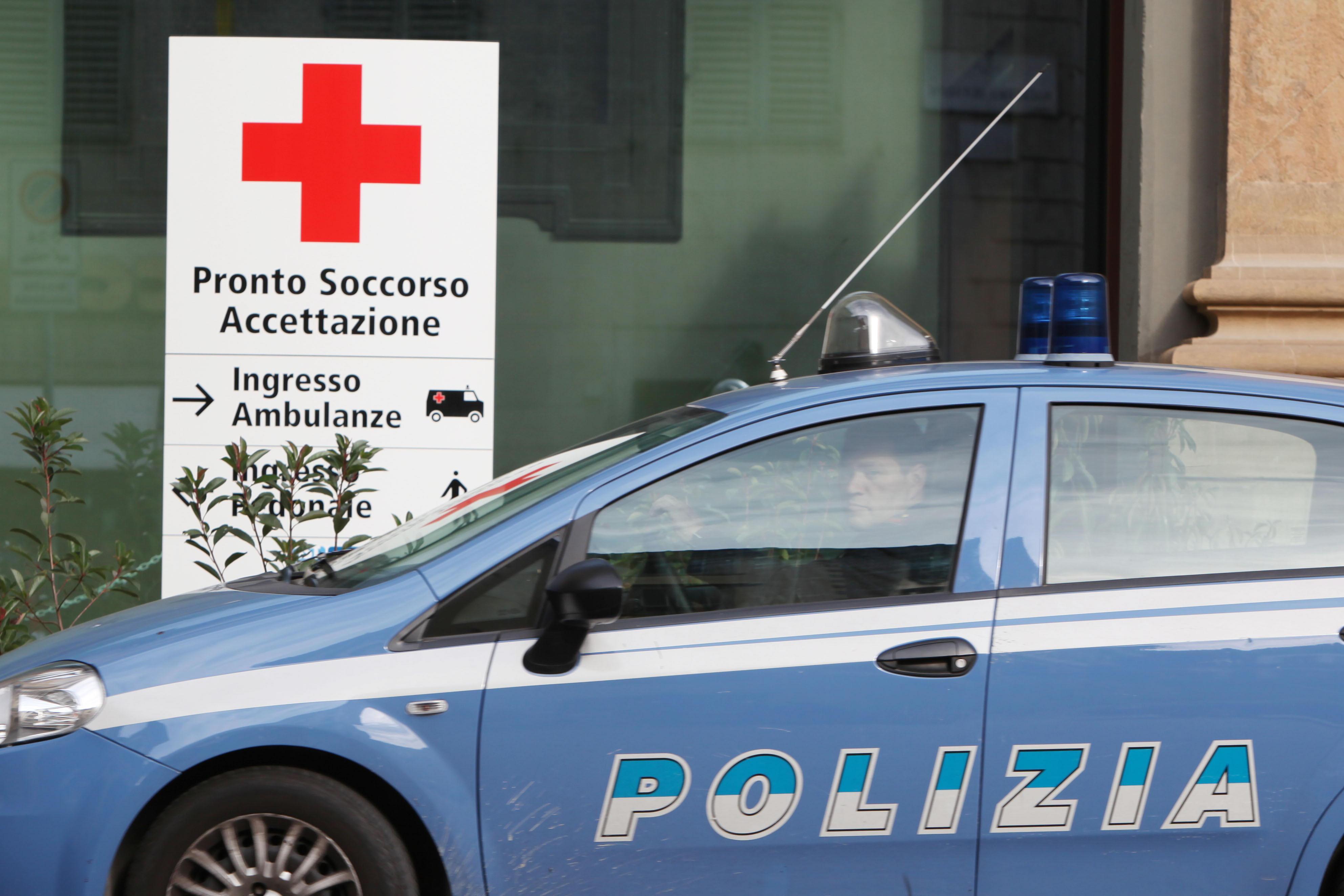 Una pattuglia all'ingresso di un pronto soccorso (foto d'archivio)
