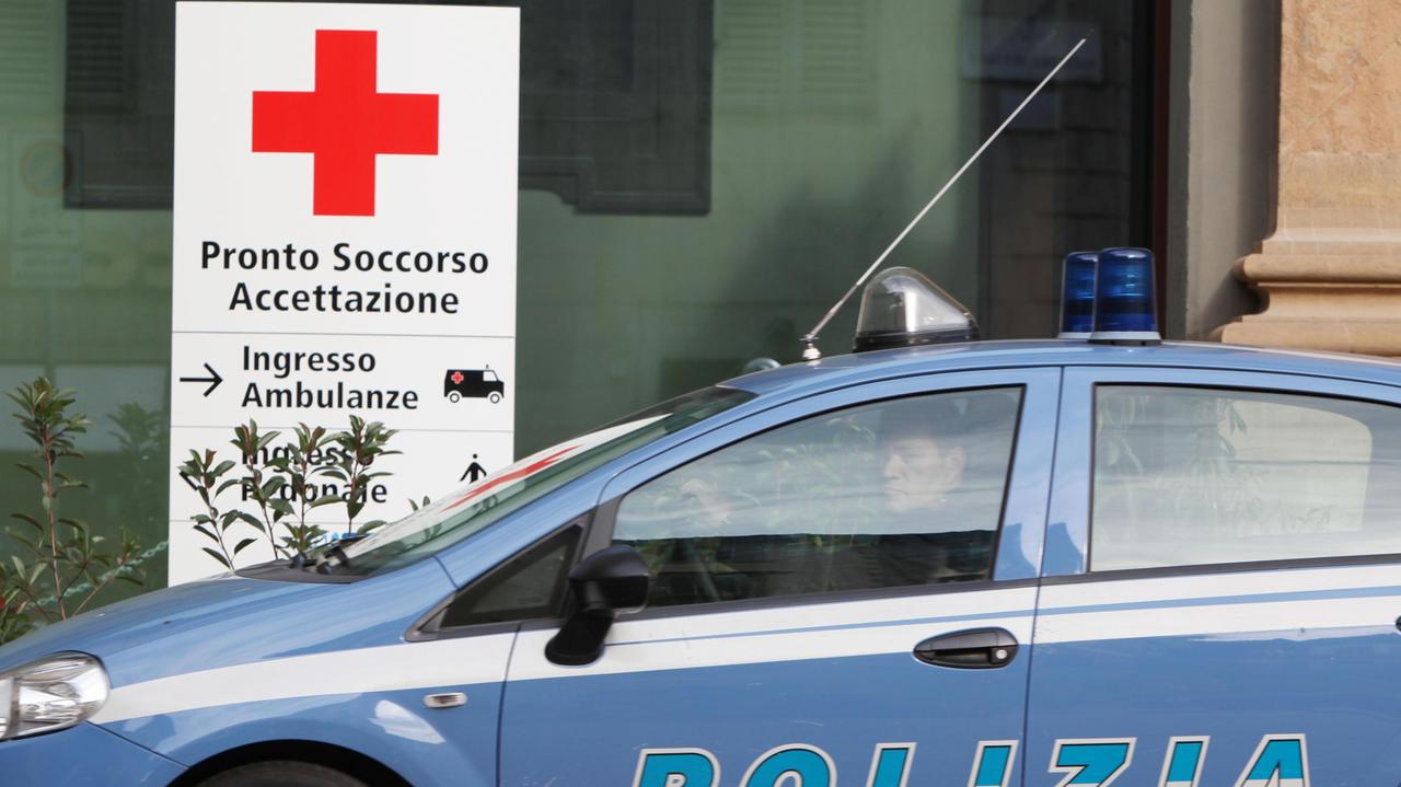 Una pattuglia all'ingresso di un pronto soccorso (foto d'archivio)